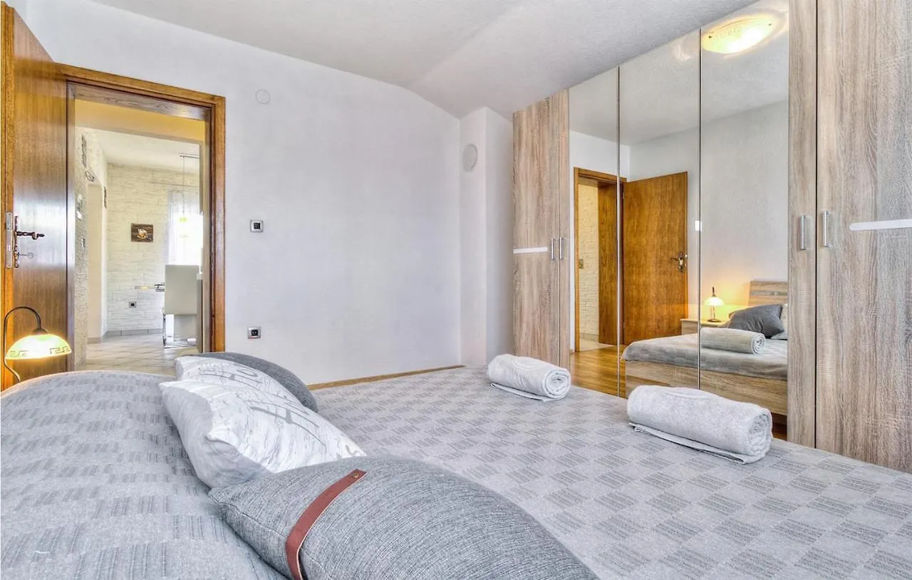 Amazing home in Kastel w/ Outdoor swimming pool, WiFi&4 Bedrooms Vakantiehuis