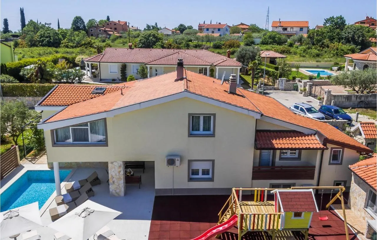 Amazing home in Kastel w/ Outdoor swimming pool, WiFi&4 Bedrooms Kroatië