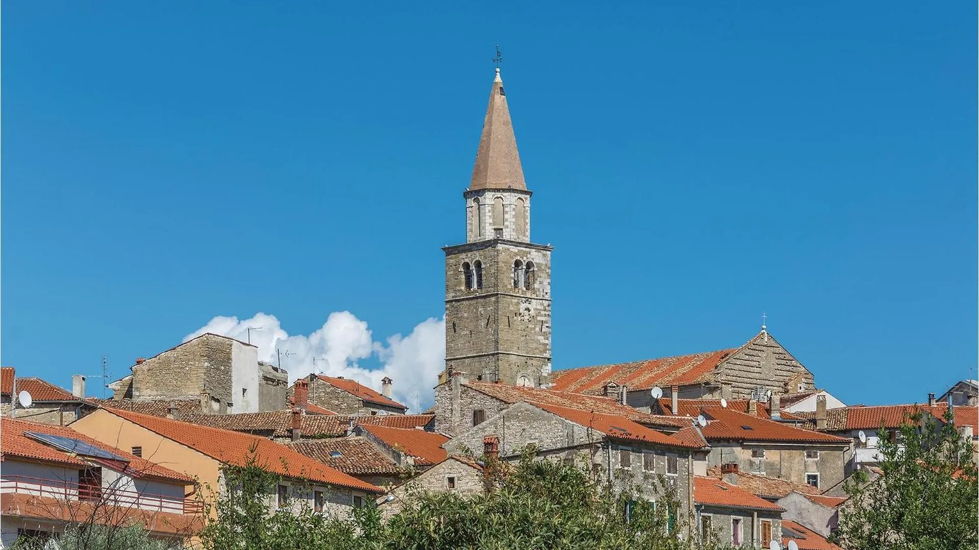 Amazing home in Kastel w/ Outdoor swimming pool, WiFi&4 Bedrooms Kroatië