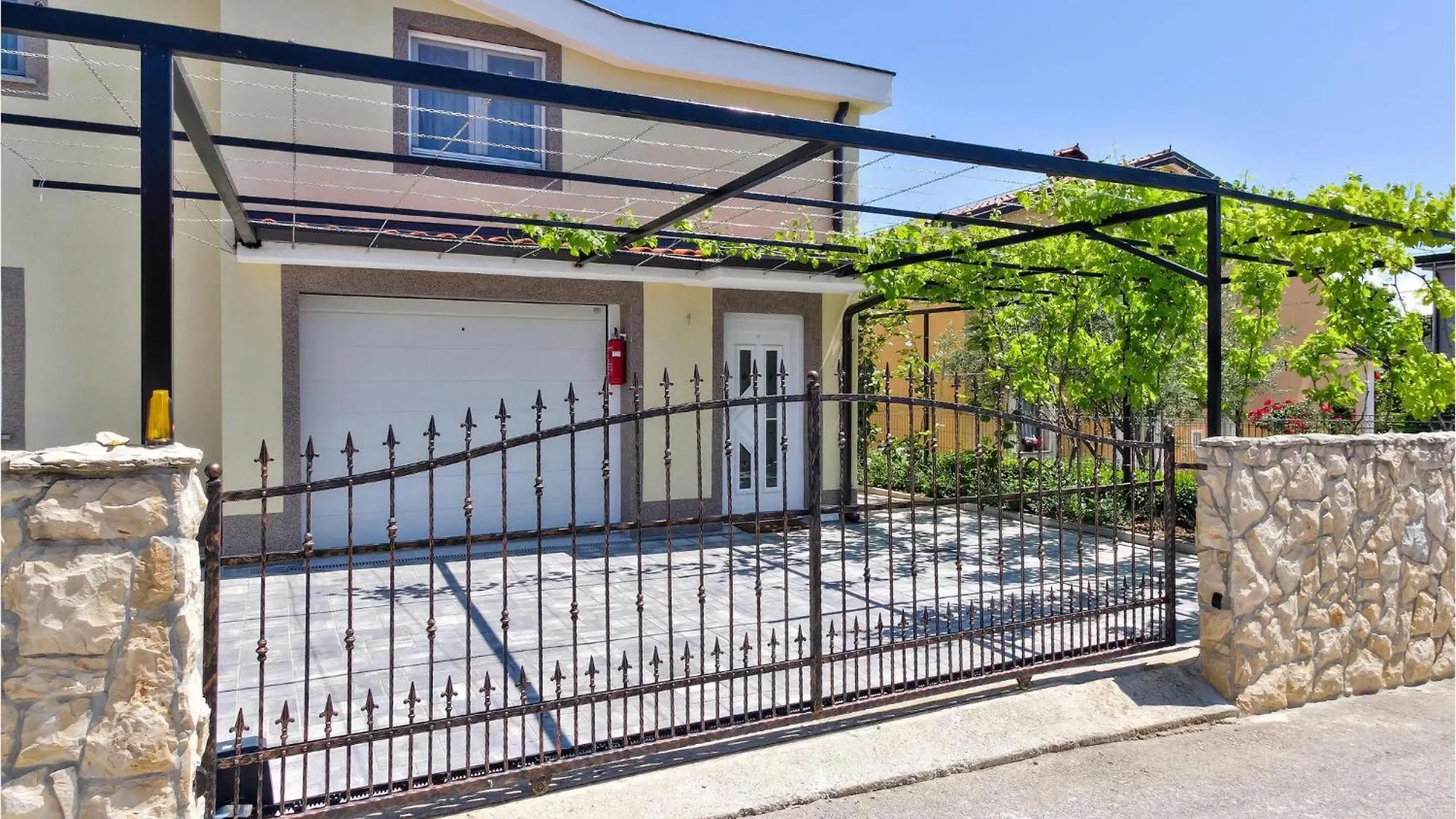 Vakantiehuis Amazing home in Kastel w/ Outdoor swimming pool, WiFi&4 Bedrooms