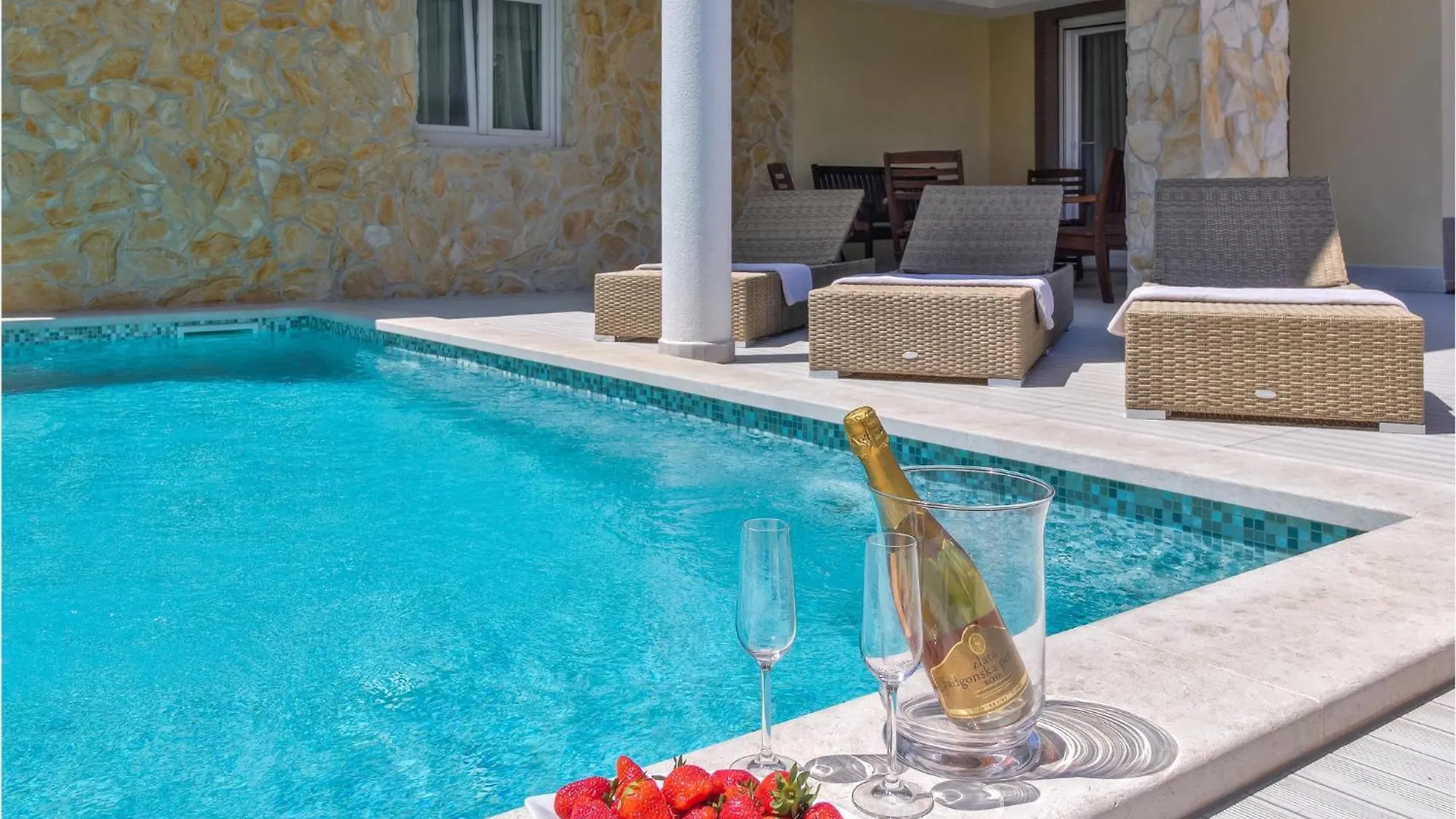 Amazing home in Kastel w/ Outdoor swimming pool, WiFi&4 Bedrooms Kroatië